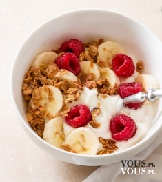 musli z owocami i jogurtem, zdrowe śniadanie