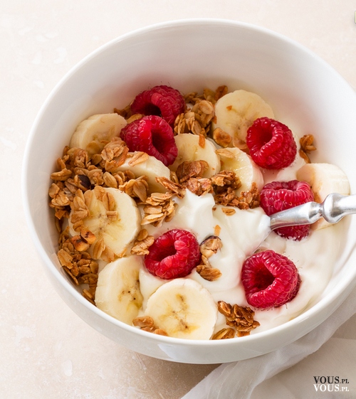 musli z owocami i jogurtem, zdrowe śniadanie