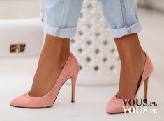 Różowe szpilki, różowe buty, czy zamszowe buty są modne, buty „do szpica”