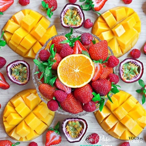 mango, truskawki i pomarańcza