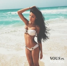 szczupła dziewczyna na plaży, białe bikini
