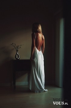 Cudowna biała sukienka. Długa, biała sukienka z odsłoniętymi plecami.