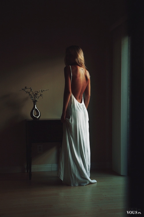 Cudowna biała sukienka. Długa, biała sukienka z odsłoniętymi plecami.