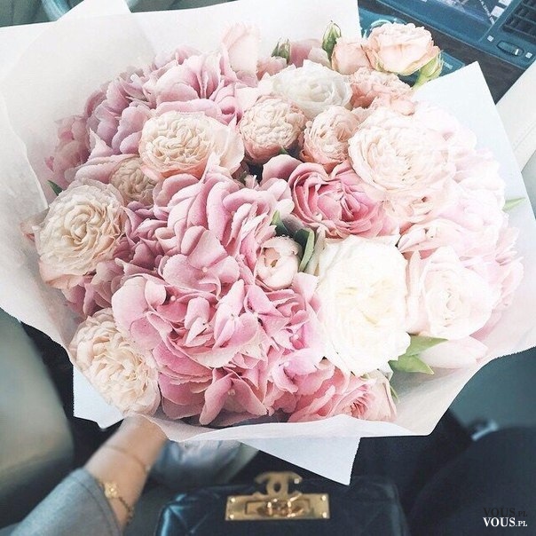 Duży bukiet kwiatów. Różowe kwiaty.