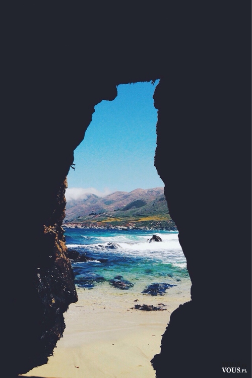 jaskinia na plaży, widok na ocean
