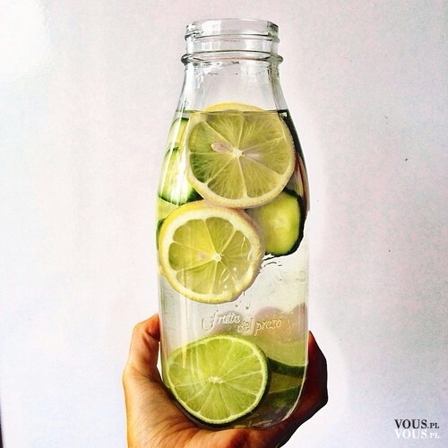 oczyszczająca woda z limonką i cytryną