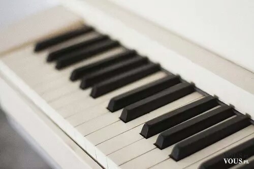 białe pianino, jak nauczyć sie grać na fortepianie, białe klawisze