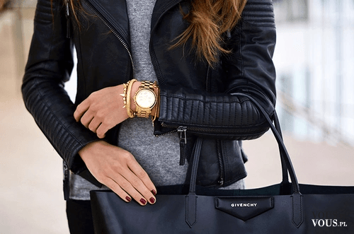 złoty zegarek i czarna kurtka