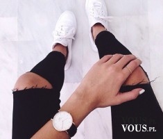 modny zegarek , jakie zagarki są modne, czarne spodnie, spodnie z dziurami, sportowe buty