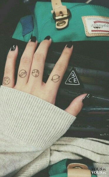 czarne paznokcie, tatuaże na palcach