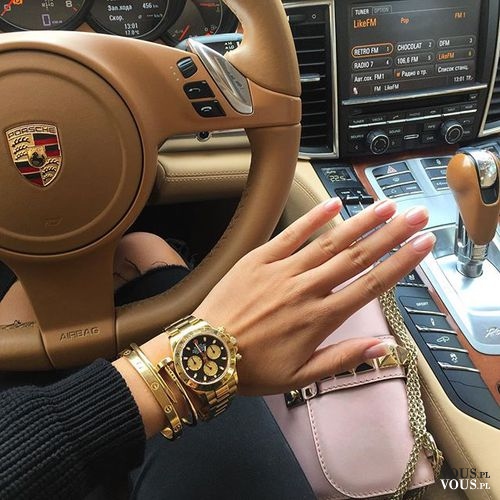 luksusowy samochód, kobieta w samochodzie, złoty zegarek