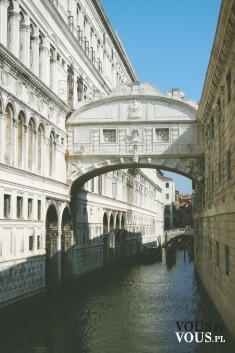 ulice w wenecji, most łączący budynki