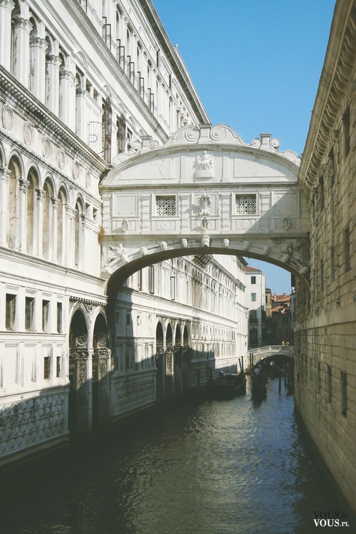 ulice w wenecji, most łączący budynki