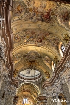 zabytkowy sufit, wnętrze kościoła
