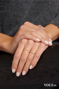 delikatny pierścionek, jak dbać o dłonie