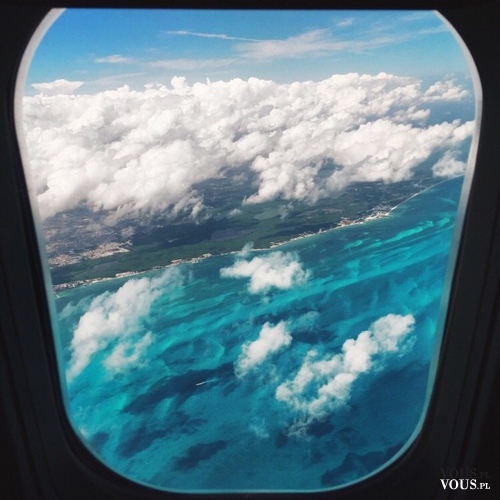 widok na chmury z samolotu
