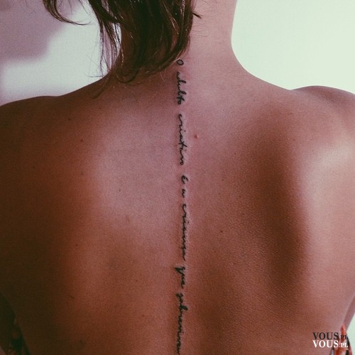 tatuaż wzdłuż kręgosłupa, napis na plecach