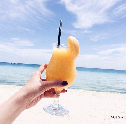 pomarańczowy drink na plaży