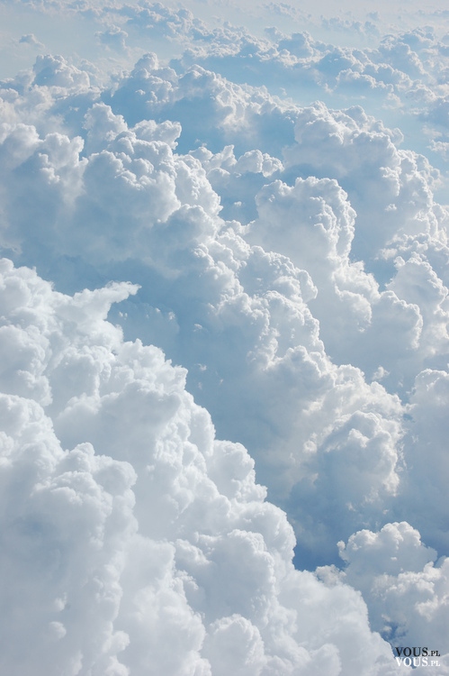 chmury widziane z samolotu