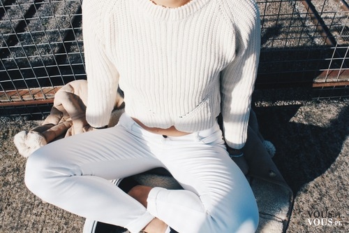 biały sweterek, białe spodnie