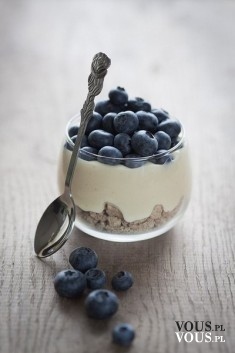 jogurt z jagodami i musli