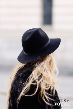 Śliczny kapelusz wełniany czarny na jesień, blond włosy
