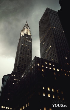 Miasto nocą. Wysokie budynki. Metropolia nocą.