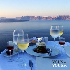 Romantyczna kolacja nad brzegiem oceanu. Romantyczna sceneria.