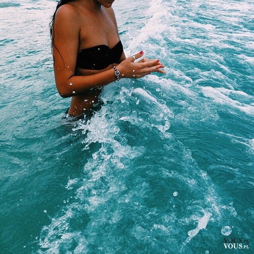 Kąpiel w oceanie. Kobieta w czarnym bikini. Cudowna, letnia opalenizna