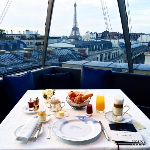 Śniadanie z widokiem na Paryż. Wieża Eiffla o poranku.