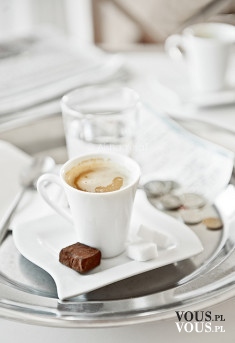 Kawa espresso, jak pić espresso, serwowanie kawy espresso- sposoby, espresso i szklanka wody