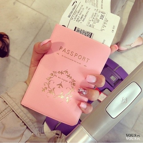 Etui na paszport, różowe etui na dokumenty, stylowe akcesoria