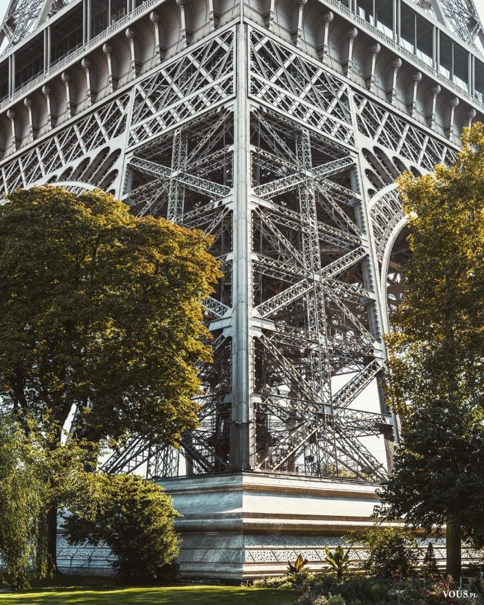 Wieża Eiffel’a z bliska