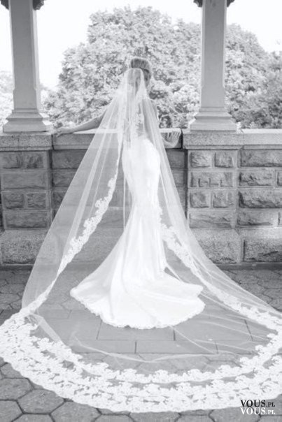 Suknia ślubna z długim welonem, welon z koronkowym wykończeniem, dopasowana suknia ślubna