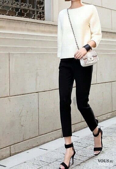 Elegancja i minimalizm, klasyczne połączenie bieli i czerni, wąskie czarne spodnie i biały sweterek