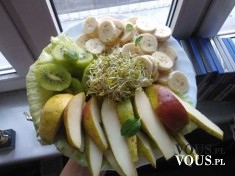 Witariańskie śniadanie, banan i jabłko zawinięte w liście salaty z kiełkami. Pycha!