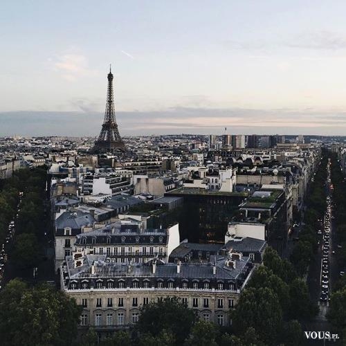 Widok w Paryżu na wieżę Eiffla, piękne czarne klimatyczne dachy. Ile kosztuje wycieczka do Paryża?