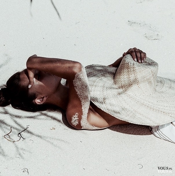 Kobieta w piasku, plaża i słońce. Gdzie najlepiej pojechać na tanie wakacje za granicę?
