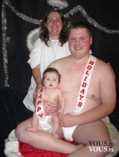 Śmieszne świąteczne zdjęcie, tata na golasa, mama aniołek, zaskoczony bobas.