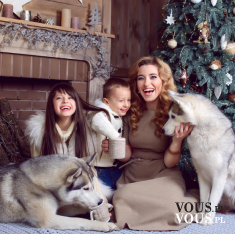Piękna rodzinna sesja zdjęciowa świąteczna, mama, córka, syn i psy.
