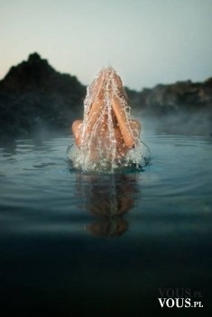 Kobieta wychodząca z wody, piękne artystyczne zdjęcie z wodą. Jak zrobić zdjęcie gdzie woda stoi ...