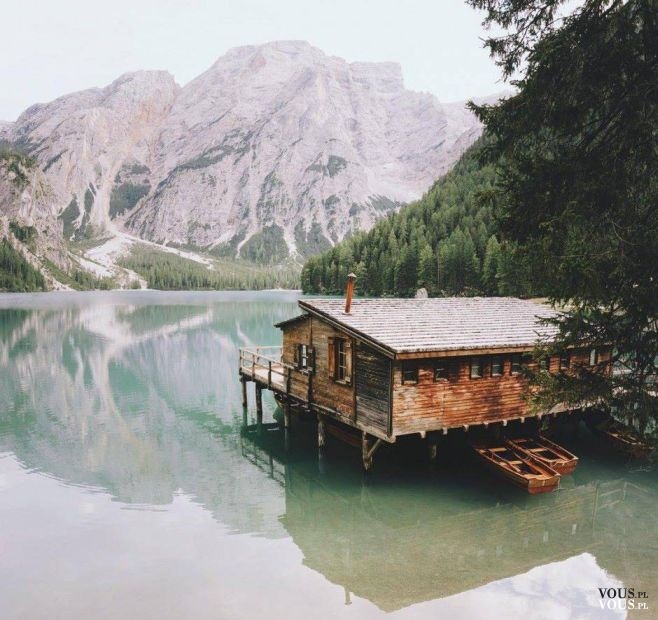 Śliczny domek w górach nad jeziorem, na jeziorze. Gdzie można kupić domek na jeziorze?