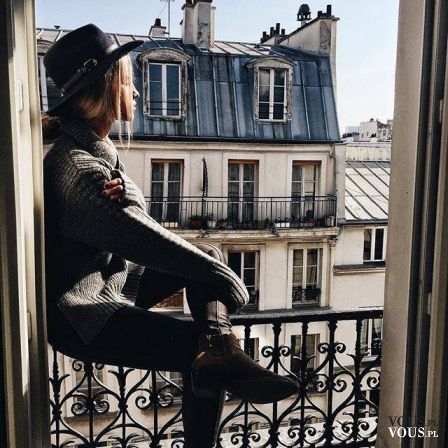 Kobieta siedząca na dachu w Paryżu, francuski, medytuje. Medytacja we Francji.