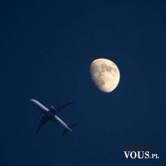 Noc i samolot i księżyc. Śliczne ujęcie na fotografii samolot i księżyc w nocy.Czy można latać w ...