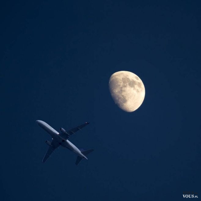 Noc i samolot i księżyc. Śliczne ujęcie na fotografii samolot i księżyc w nocy.Czy można latać w ...
