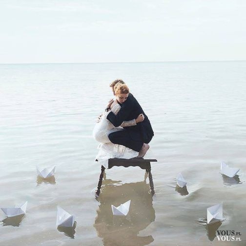 Piękne zdjęcie, przytulona para na morzu wśród papierowych statków. Inspiracja, pomysł na romant ...