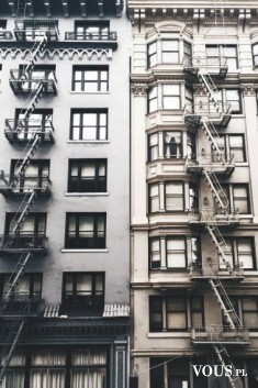 Proste budynki, uliczki Nowego Yorku.