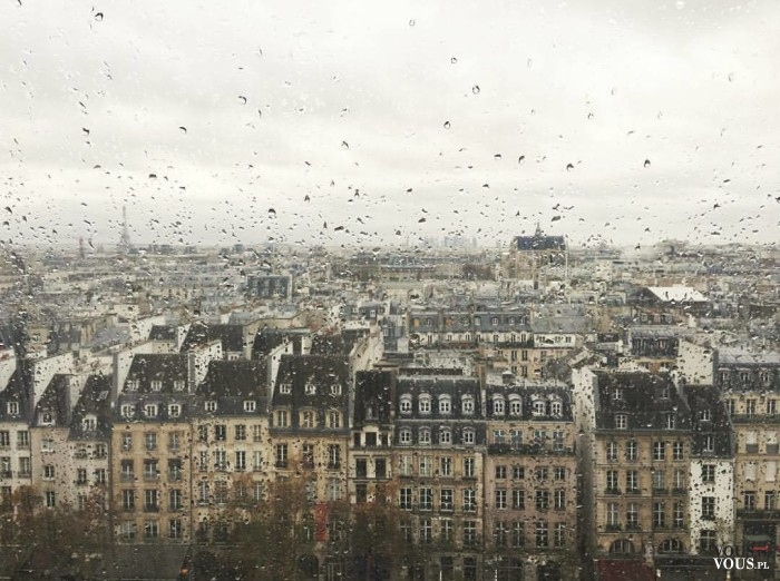 Kamienice Paryża w deszczu