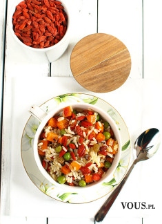 Sałatka ryżowa z warzywami, owocami goji i rodzynkami – bardzo zdrowa i kolorowa