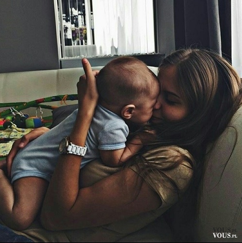 Cudowne zdjęcie z kochającą matką i dzieckiem. Miłość matczyna jest cudowna